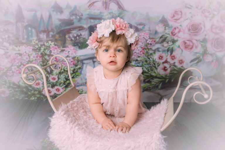 Photographie d'un bébé fille avec une couronne de fleurs