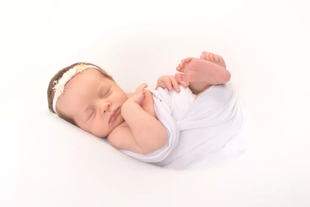 bébé emmailloté en blanc pour photo de naissance proche thionville