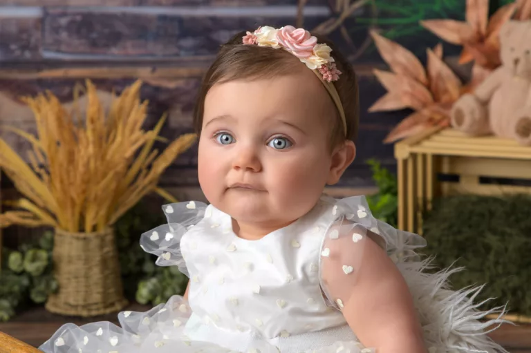 Portrait d'un bébé fille au yeux bleu, réalisé chez studio tendresse photographie. photographe sur Metz Thionville Luxembourg