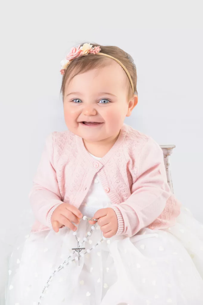 Petite fille en tenue de baptême pour sa séance photo chez studio tendresse photographie