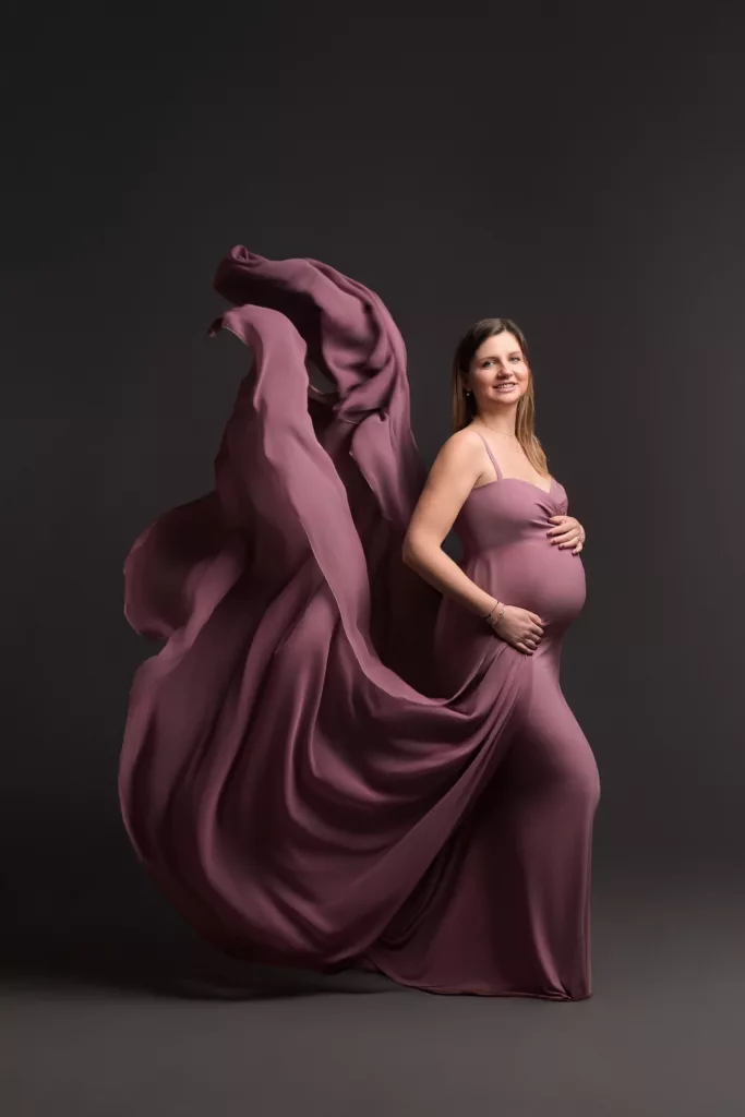 Photo d'une femme enceinte réalisée lors d'une séance grossesse en studio chez studio tendresse photogra^phie près de Thionville et du Luxembourg