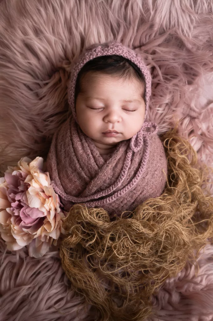 Photo d'un nouvea né fille réalisée lors d'une séance photo de naissance à domicile des parents près de Thionville par Studio Tendresse Photographie