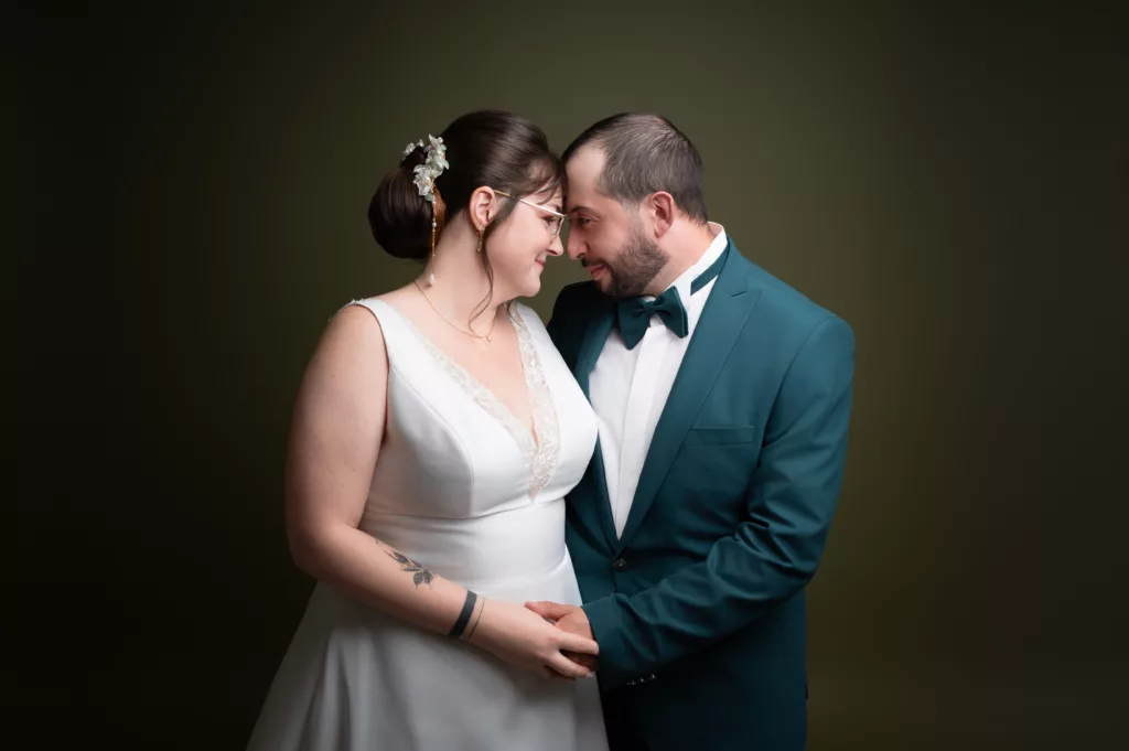 Photo de couple de mariés en studio